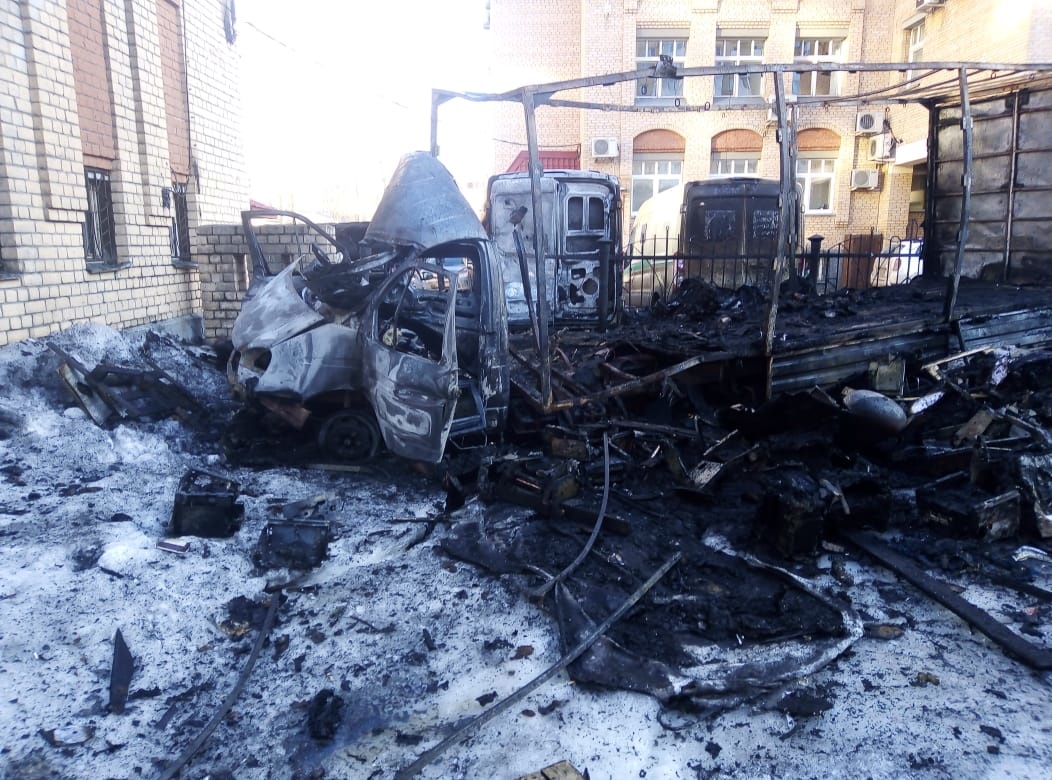 В ночном пожаре в Архангельске пострадали 4 автомобиля